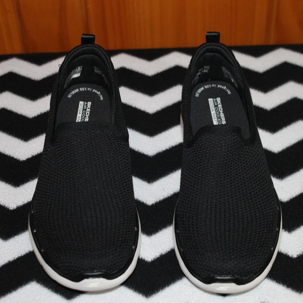 Skechers Womens  Go Walk 6 Size 9 Black/White